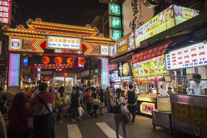 2-hr Raohe Night Market Walking Private Tour with a Tour Guide - Black Pepper Buns and Other Famous Bites