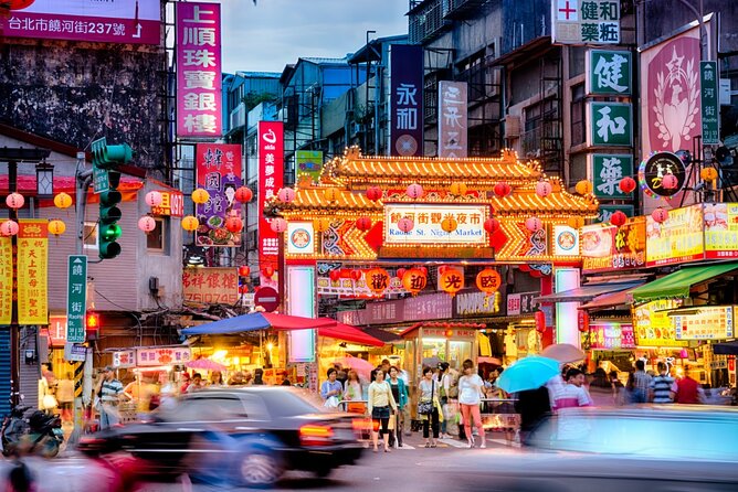 2-hr Raohe Night Market Walking Private Tour with a Tour Guide - Meeting at Songshan and Entering the Market
