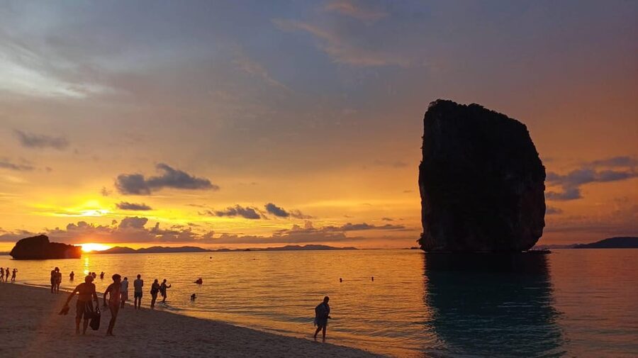 7 Islands sunset tour plus bioluminescent plankton + BBQ - Group size, transport, and comfort