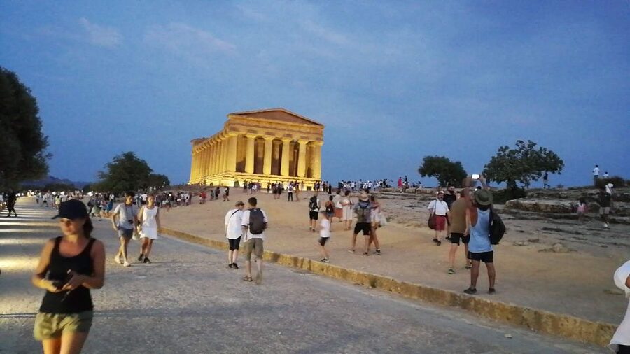 Agrigento: Skip-the-Line Valley of the Temples Night Tour - Walking the ancient fortifications and Byzantine tombs