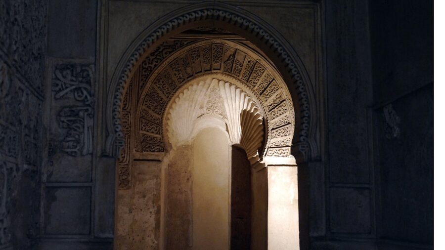 Alhambra: Nasrid Palaces Guided Night Tour without tickets - Walking beside the old fortress wall