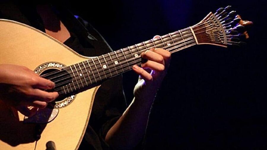 All-inclusive Fado Tour: Show & Dinner. Lisbon at Night - The private car and Lisbon after dark
