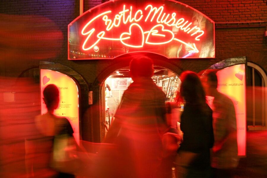 Amsterdam: After Dark Red Light District Tour - A break at Route 66 Smoke And Drink