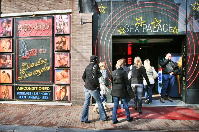 Amsterdam: After Dark Red Light District Tour - De Waag and the short finish at Nieuwmarkt