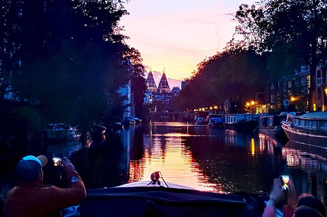 Amsterdam Evening Cosy & Small Cruise & Drinks and Bites - Sunset - The small-group atmosphere