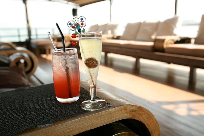 Aqua Luna: Evening Cruise at Victoria Harbour Hong Kong - Why Victoria Harbour looks best from Aqua Luna