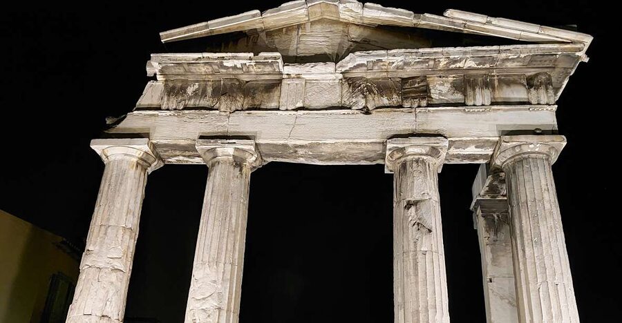 Athens: City Highlights Nighttime Walking Tour in Spanish - Starting under the National Library’s marble staircase