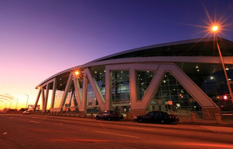 Atlanta: City Lights Night Tour with Photos & Dinner Stop - The guides make or break the evening