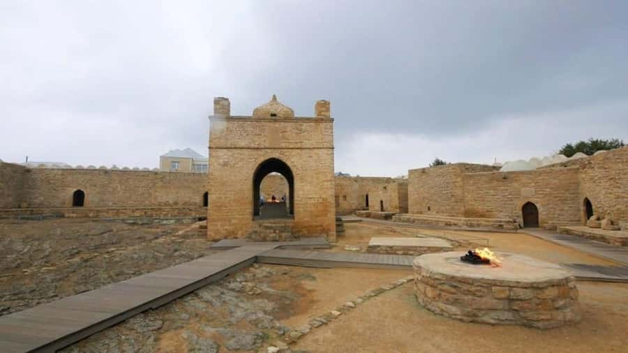 Baku:Gobustan Mud Volcanoes Temple & Entry tickets included - Ateshgah connects fire with faith