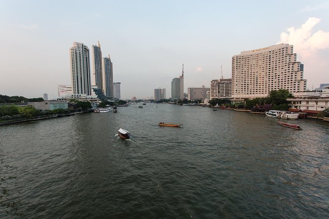 Bangkok by Night: Temples, Markets and Food Tuk-Tuk Tour - Why this four-hour Bangkok night tour works