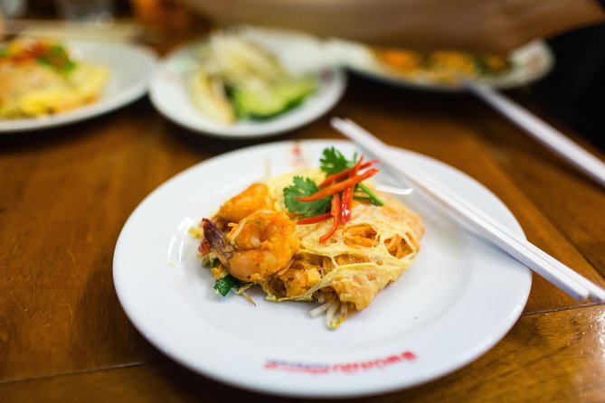 Bangkok by Night: Temples, Markets and Food Tuk-Tuk Tour - Street food in the Wongwian Yai area