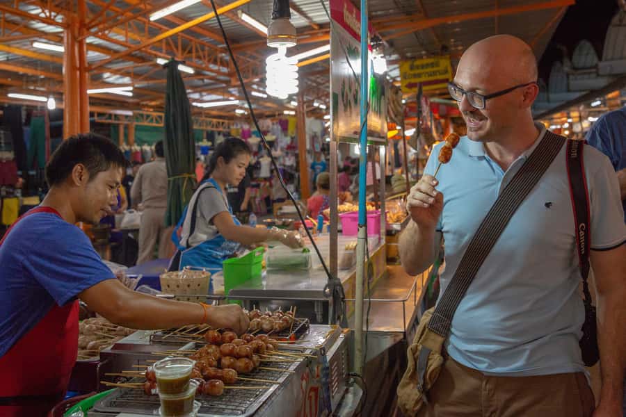 Bangkok: Markets, Temples and Food Night Tour by Tuk Tuk - Why the evening timing works