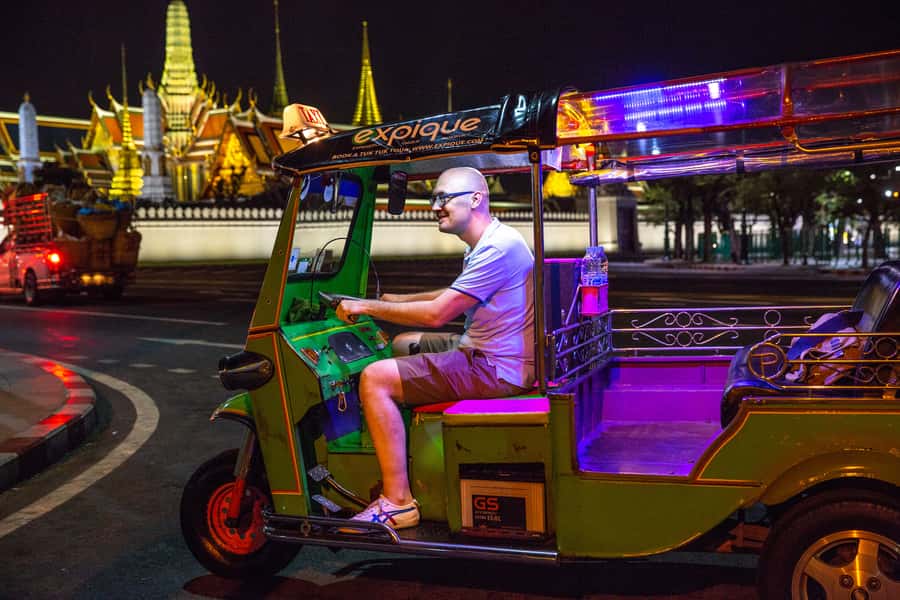 Bangkok: Markets, Temples and Food Night Tour by Tuk Tuk - Chinatown for sweets and evening color