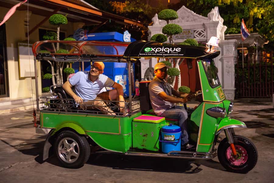 Bangkok: Markets, Temples and Food Night Tour by Tuk Tuk - The first food stops set the tone