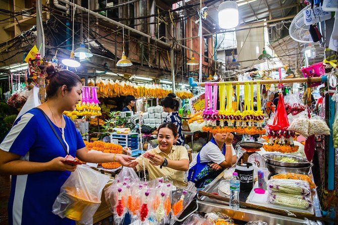 Bangkok: Night Bike Tour with Temples & Flower Market Visit - Key details at a glance