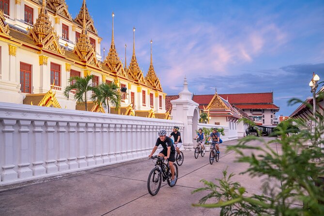 Bangkok: Night Bike Tour with Temples & Flower Market Visit - Democracy Monument, Khao San Road, and Phra Sumen Fort