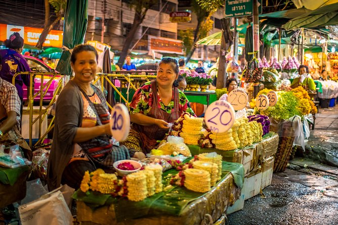 Bangkok: Night Bike Tour with Temples & Flower Market Visit - Wat Pho, the Grand Palace, and Sanam Luang