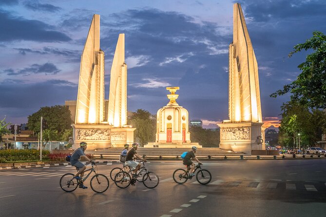 Bangkok: Night Bike Tour with Temples & Flower Market Visit - Starting near MRT Sam Yot and Loha Prasat