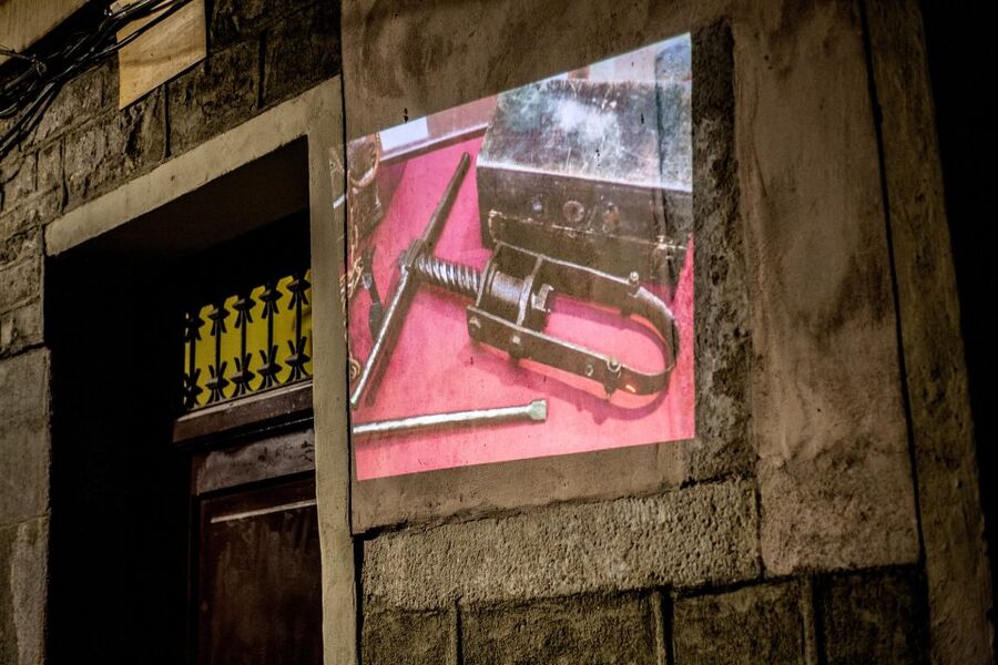 Barcelona: Dark History Night Walking Tour - Why the guide matters so much