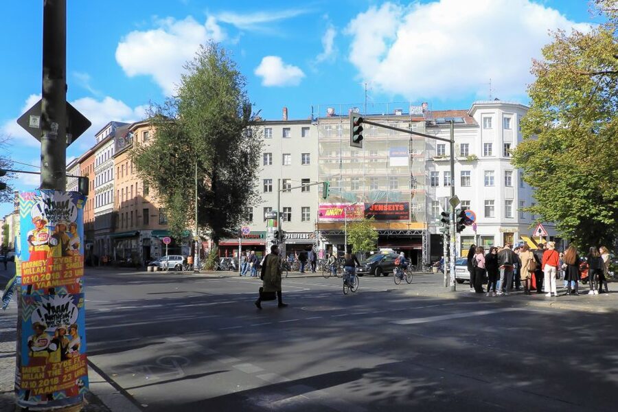 Berlin: Kreuzberg Guided Walking Evening Tour - Pamukkale fountain ruins and the final streets