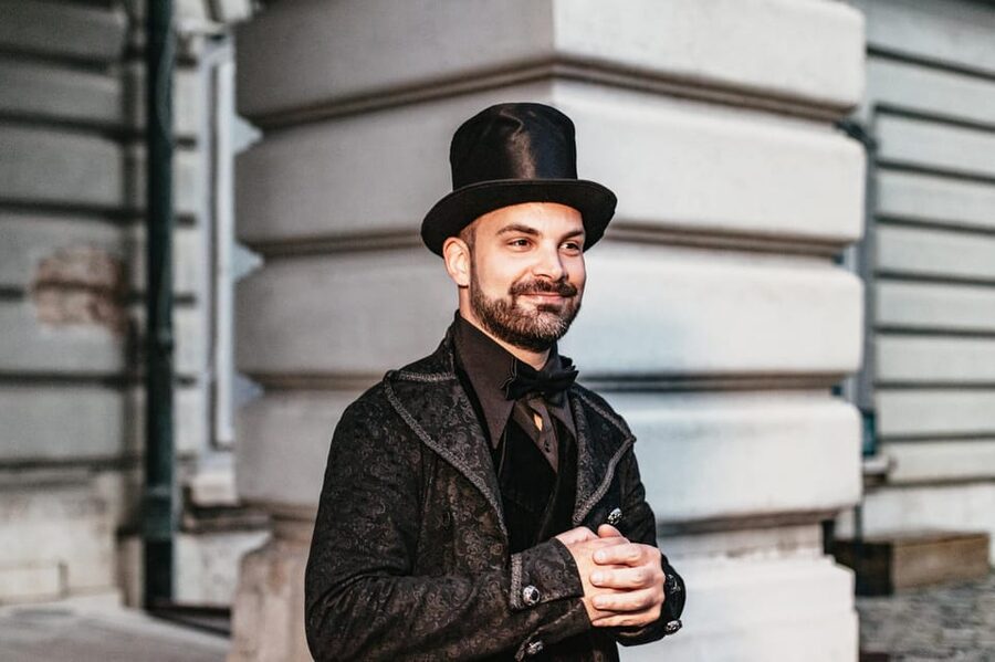 Budapest: Buda Castle District Vampires and Myths Night Tour - The House of Houdini and a pause for theatrical storytelling