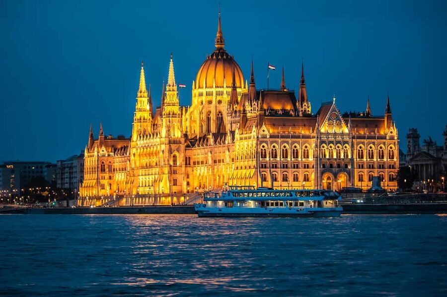 Budapest: By Night Sightseeing Cruise with Welcome Drink - Why Budapest looks best from the Danube after sunset