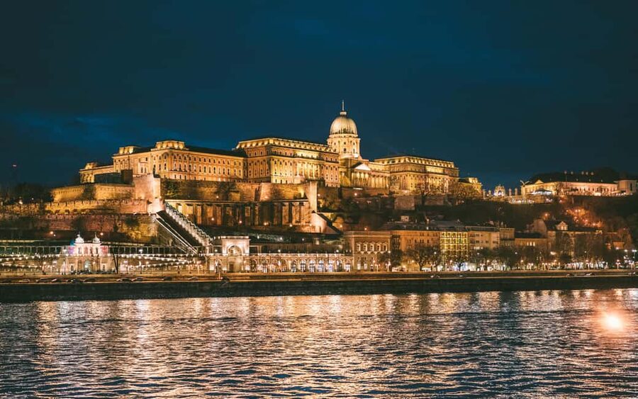 Budapest: By Night Sightseeing Cruise with Welcome Drink - Boarding, seating, and the welcome drink