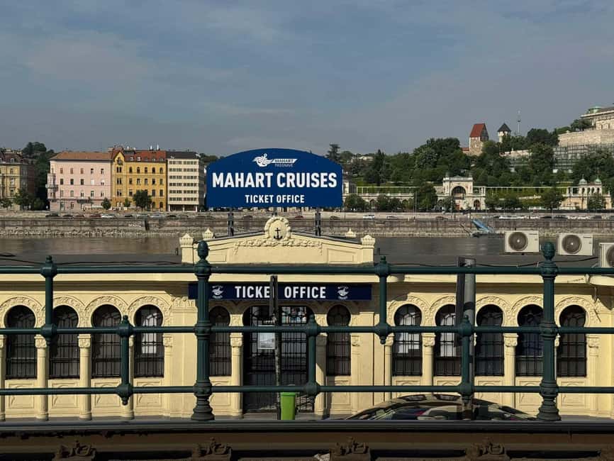 Budapest: By Night Sightseeing Cruise with Welcome Drink - The 50-minute route, from Chain Bridge to Bálna