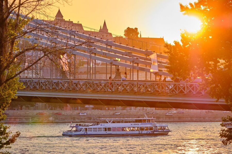 Budapest: By Night Sightseeing Cruise with Welcome Drink - Using the QR-code audio guide