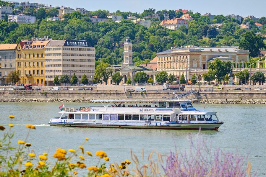 Budapest: By Night Sightseeing Cruise with Welcome Drink - The onboard bar and overall comfort