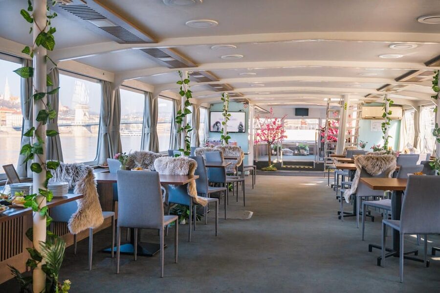 Budapest: By Night Sightseeing Cruise with Welcome Drink - Who should book this cruise?