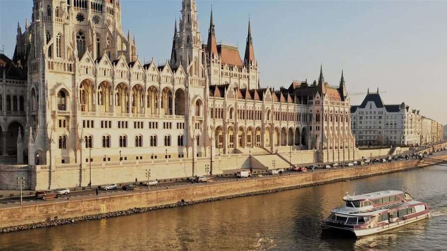 Budapest: Danube River City Lights Express Cruise - Elizabeth Bridge, Liberty Bridge, and the riverfront