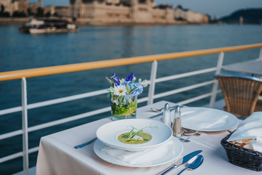 Budapest: Evening Cruise and Dinner with Welcome Drink - A two-hour introduction to Budapest after dark
