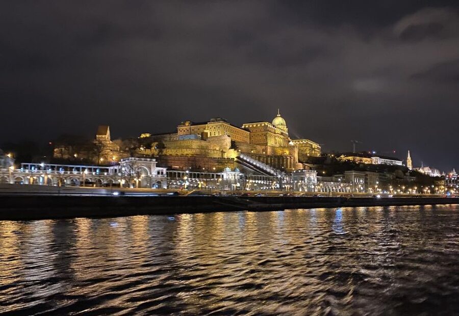 Budapest: Evening Cruise and Dinner with Welcome Drink - How the evening flows from boarding to return