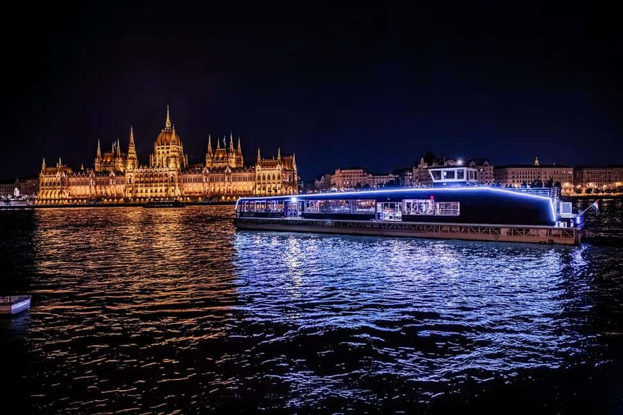 Budapest: Nighttime or Daytime City Sightseeing Cruise - Key points to know before you board