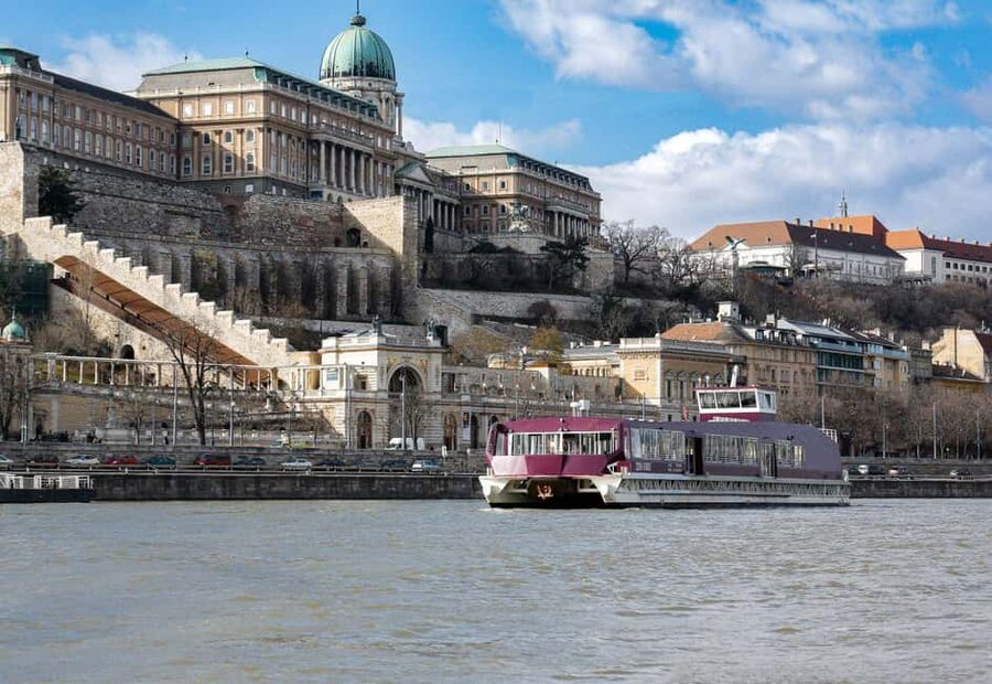 Budapest: Nighttime or Daytime City Sightseeing Cruise - Why the Danube is the best place to begin in Budapest