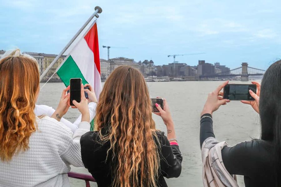 Budapest: Nighttime or Daytime City Sightseeing Cruise - Seating, photos, and the reality of a busy boat