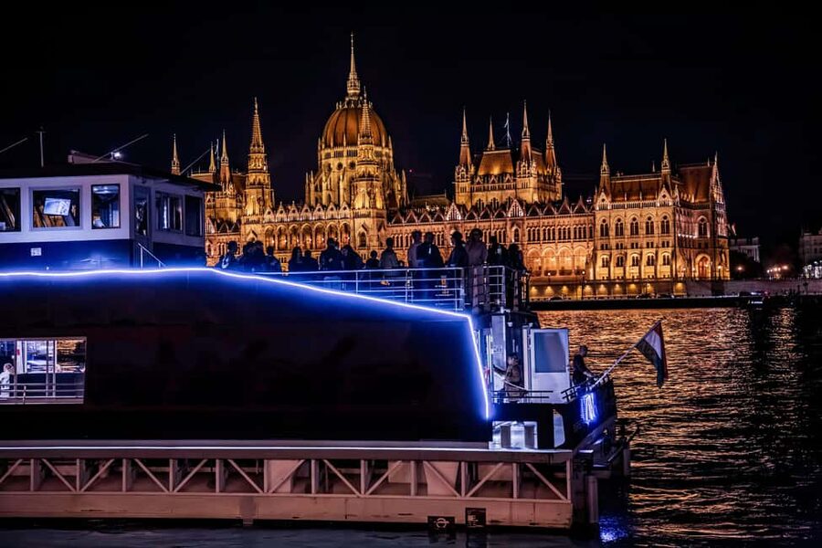 Budapest: Nighttime or Daytime City Sightseeing Cruise - Food, drinks, and onboard comfort
