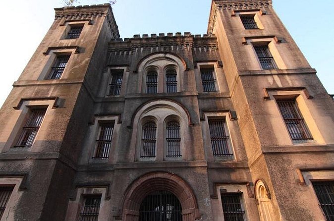 Charleston Haunted Jail Night-Time Walking Tour with Admission to Old City Jail - Sarah, Jerry, and the importance of the guide