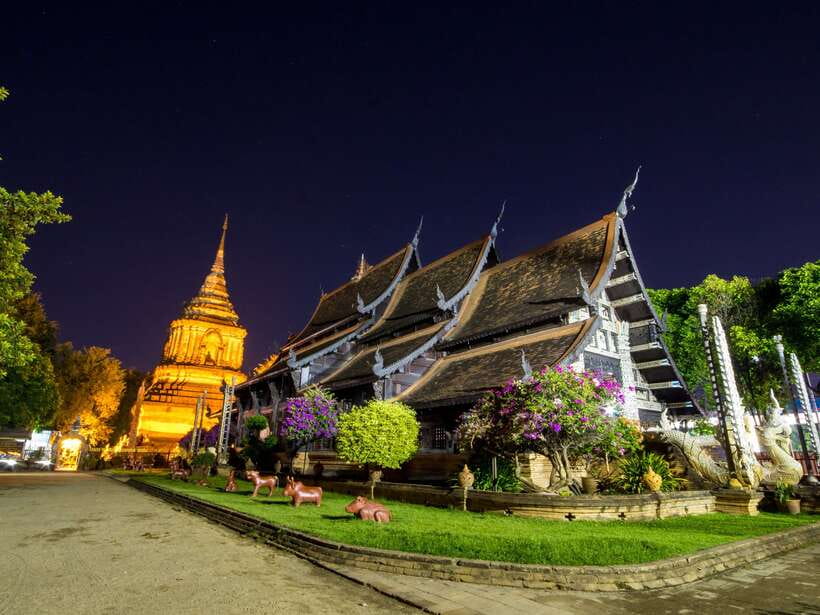 Chiang Mai: Private Historic Old City Bike Tour - Night - Wat Chedi Luang and the old City Pillar