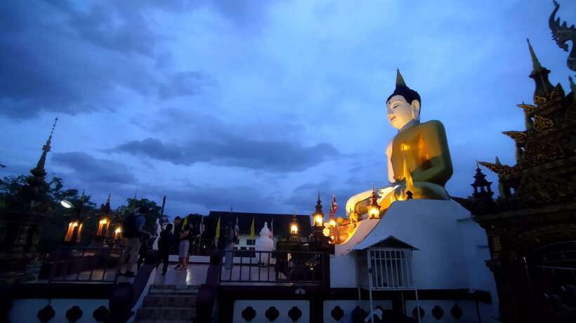 Chiang Mai: Private Historic Old City Bike Tour - Night - Quiet alleys and a local market stop