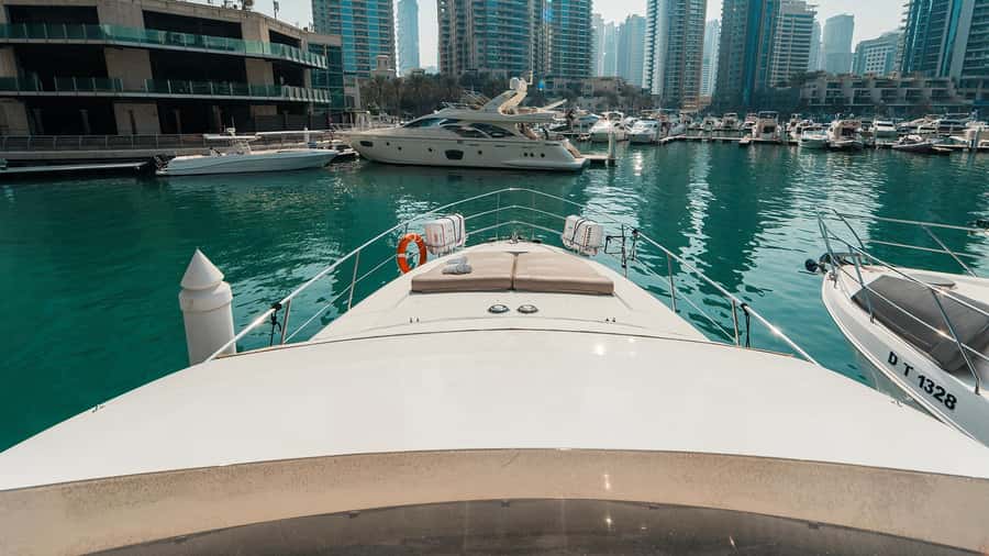 Dubai: Sunset & Night Cruise with Bites and Drinks - Music, commentary and the mood on board