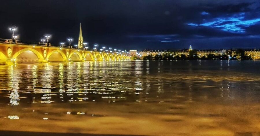 Exclusive! Bordeaux: Nighttime Highlights Walking Tour - The cannelé break