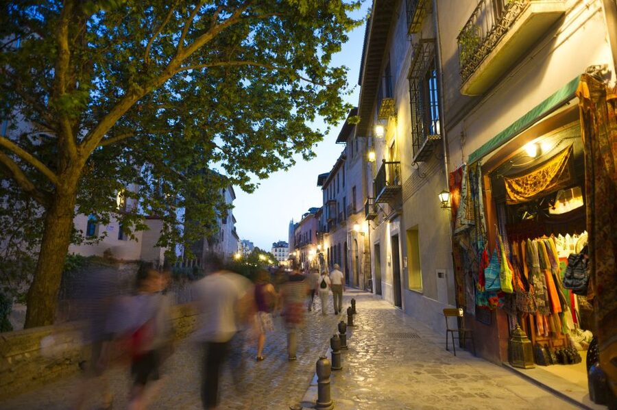 Granada: Albaicin and Sacromonte Evening Walking Tour - Paseo de los Tristes: Granada after dark