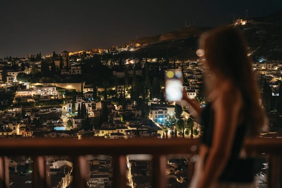 Granada: Alhambra and Nasrid Palaces Guided Tour at Night - Why the Alhambra feels different after dark