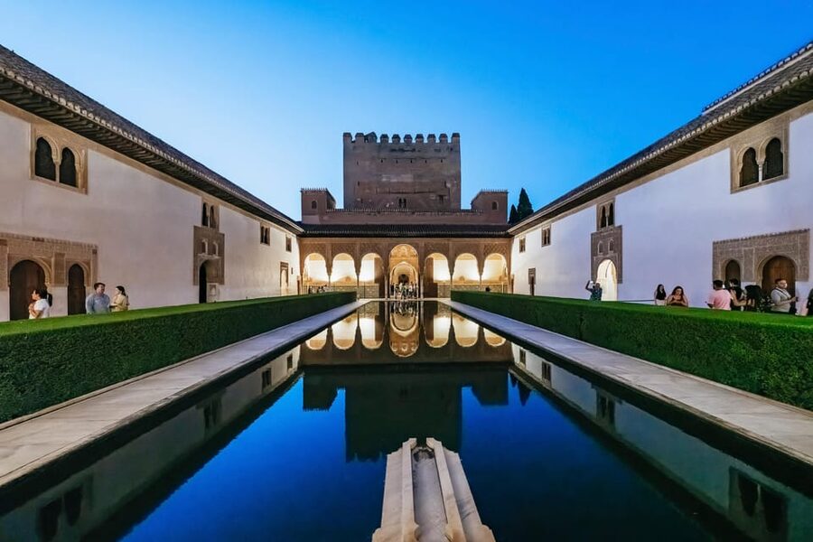 Granada: Alhambra and Nasrid Palaces Guided Tour at Night - Entering the Nasrid Palaces after sunset