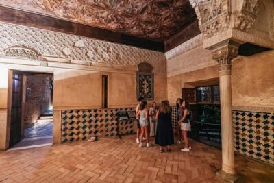 Granada: Alhambra and Nasrid Palaces Guided Tour at Night