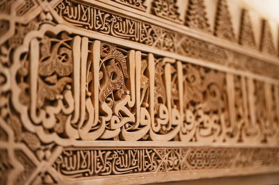 Granada: Alhambra and Nasrid Palaces Guided Tour at Night - What a good guide adds
