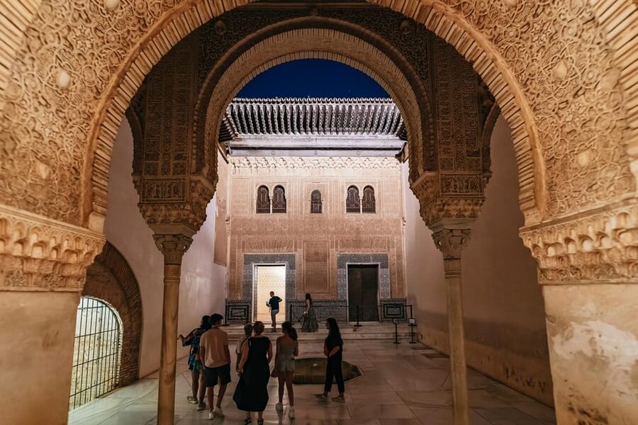 Granada: Alhambra and Nasrid Palaces Guided Tour at Night - Summer comfort and winter darkness