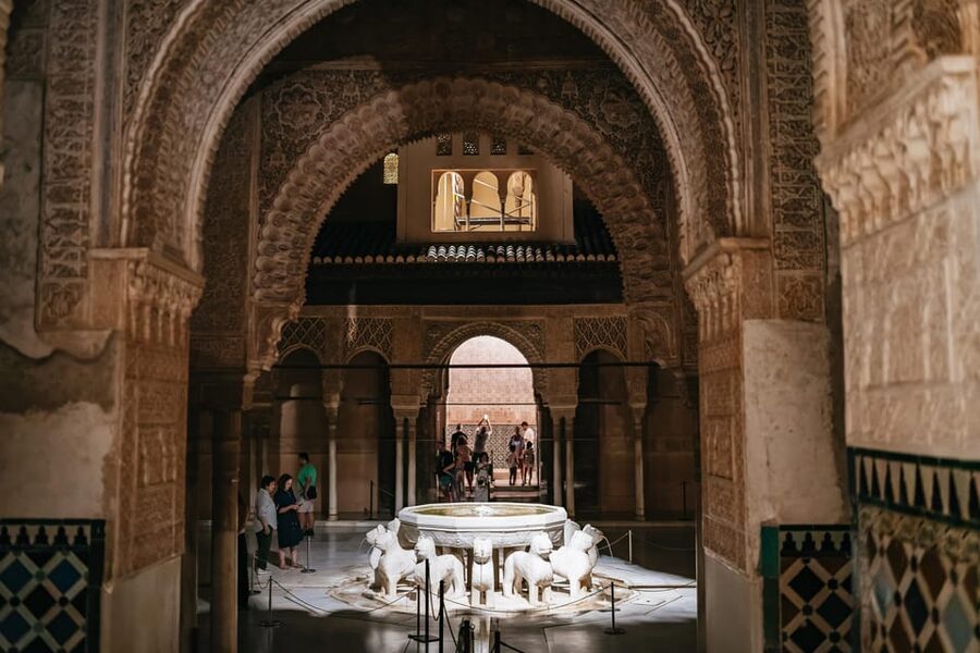 Granada: Alhambra and Nasrid Palaces Guided Tour at Night - Shared group or private visit?